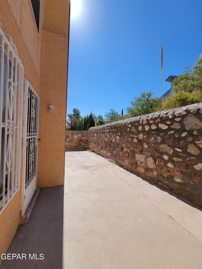 Building Photo - 3200 Mountain Ridge Dr
