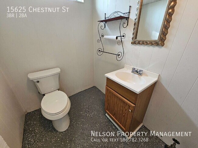 Building Photo - 15625 Chestnut St