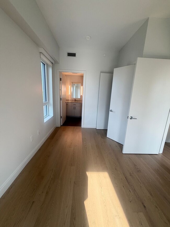 Building Photo - Beautiful Apartment in Allston