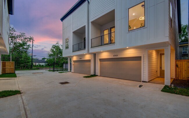 Building Photo - 6742 Peerless St