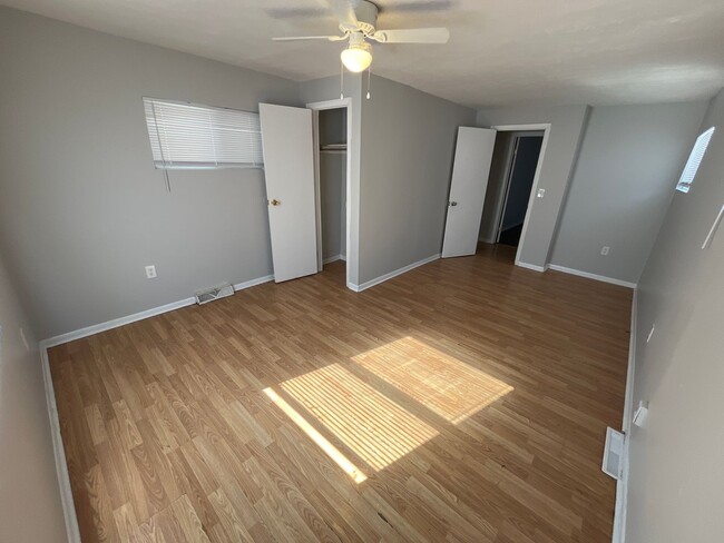 Building Photo - 4 bedroom 1 bathroom single family home wi...