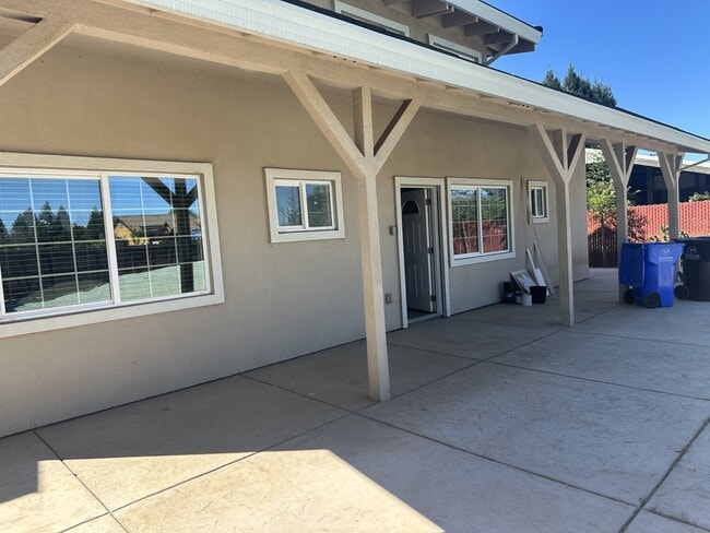 Building Photo - 10526 Sisters Ct