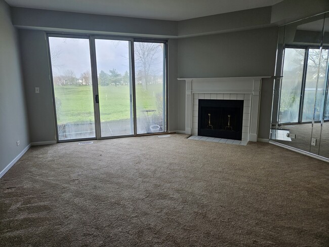 Building Photo - 65 S Golfview Ct
