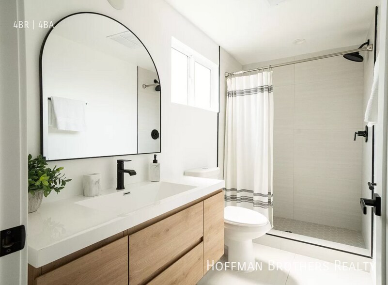 Building Photo - 2683 Roseview Ave