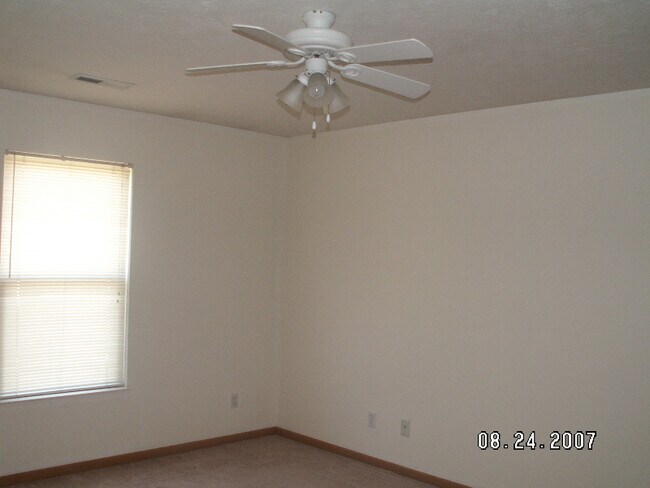 Building Photo - 2356 Meadowpoint Dr