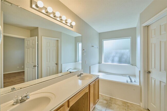 Building Photo - 3733 Breckenridge Dr
