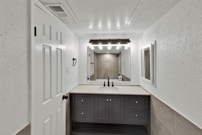 Building Photo - 2830 S Bartell Dr
