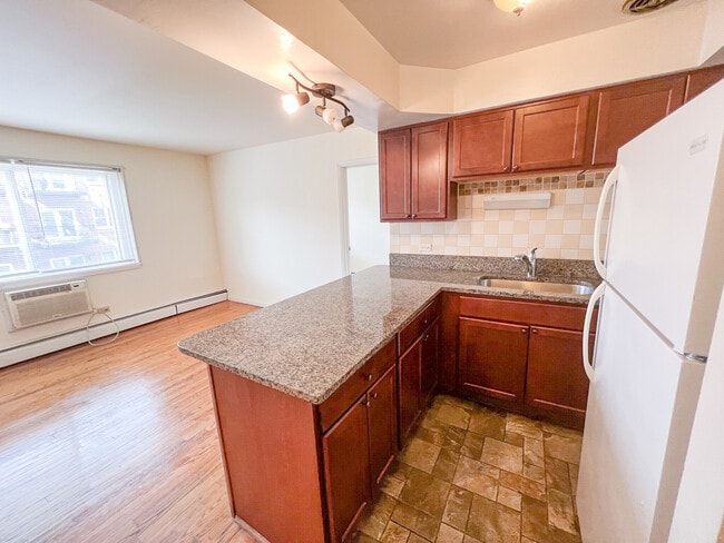 Building Photo - 6110 N Kenmore Ave