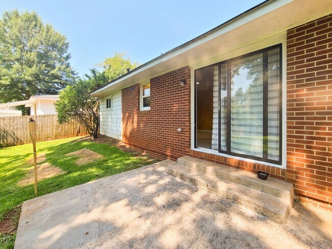 Building Photo - Rent Ready! National Hills Ranch Move in R...