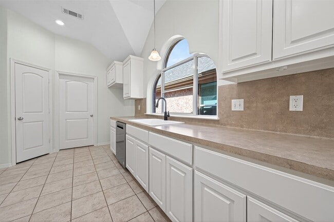 Building Photo - 10542 Parkside Dr
