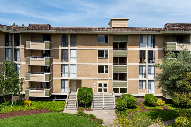 Building Photo - The Highlander