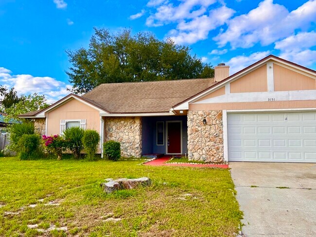 Building Photo - Spacious 3 bedroom 2 bath 2 car garage hom...