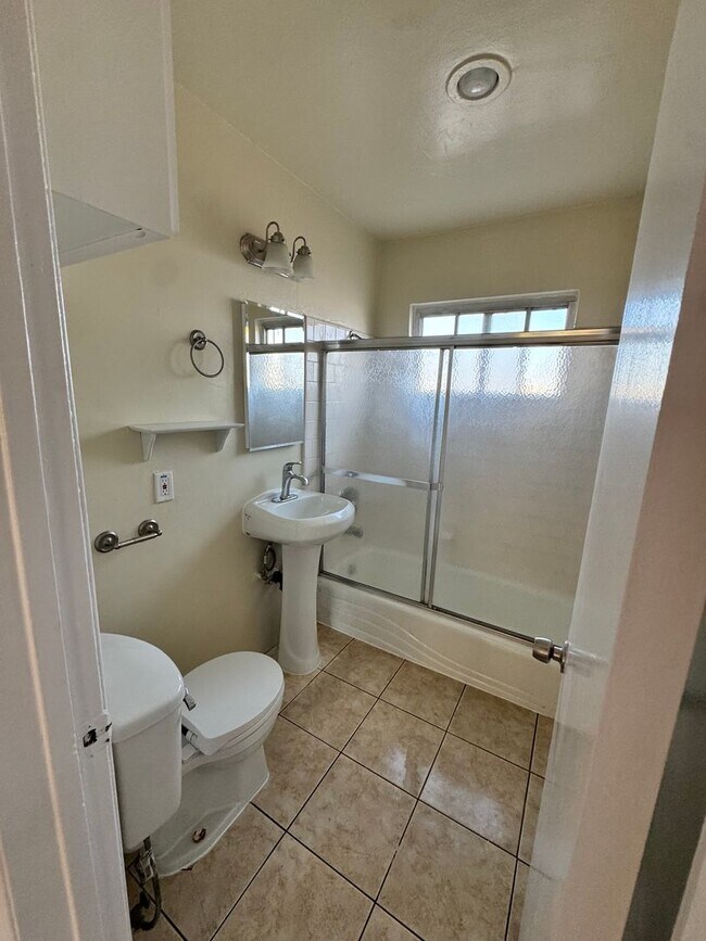 Building Photo - 1 BDRM, 1 BA WITH PARKING SPACE!