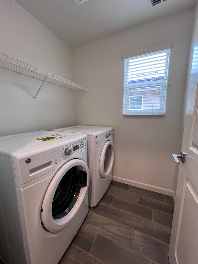 Building Photo - 1918 Oak Ln