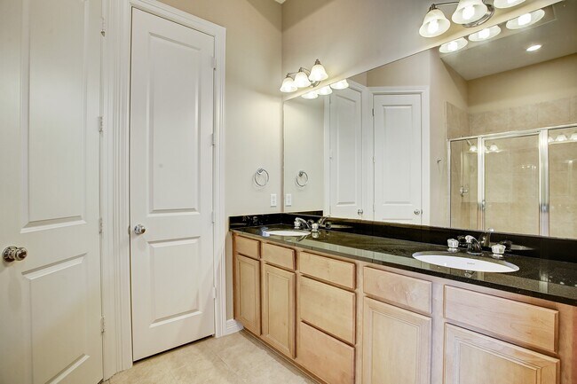 Building Photo - 3824 Center Plaza Dr