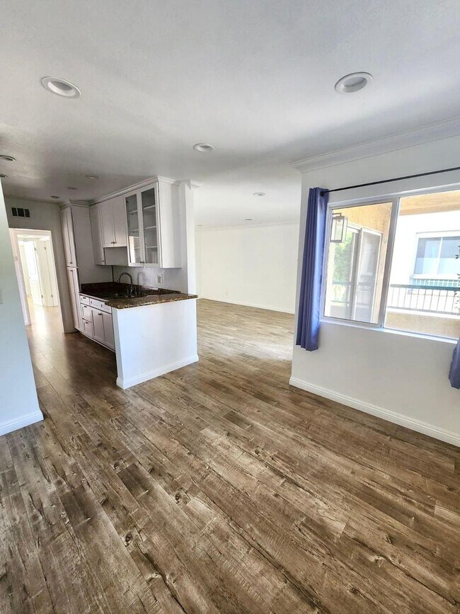 Building Photo - Beautiful and spacious condo in Tarzana!