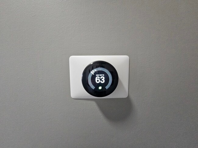 Building Photo - 332 River St