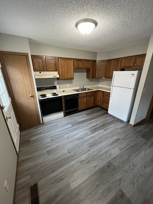 Building Photo - "2-Bedroom Duplex in Sidney, OH - 342 West Parkwood!"
