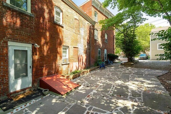 Building Photo - 144 Union St