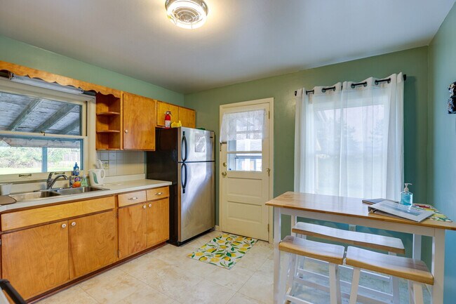 Building Photo - 2 Deo St