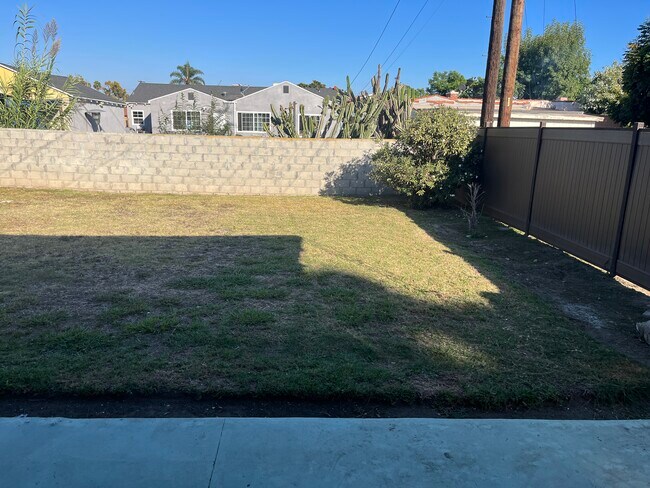 Shared yard - 9028 Crenshaw Blvd