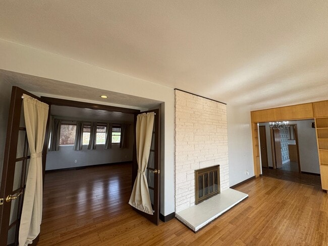 Building Photo - Move in special-HALF off first month's rent!