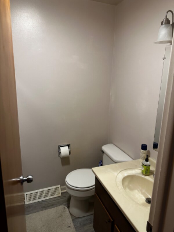 Building Photo - 2168 Meadowlawn Dr