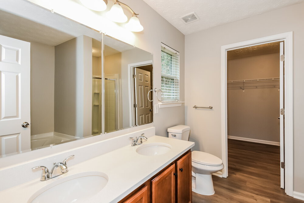 Building Photo - 2040 Valley Creek Dr