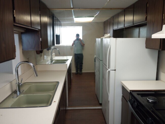 Building Photo - Studio and Bath, 600 sqft with walk in clo...