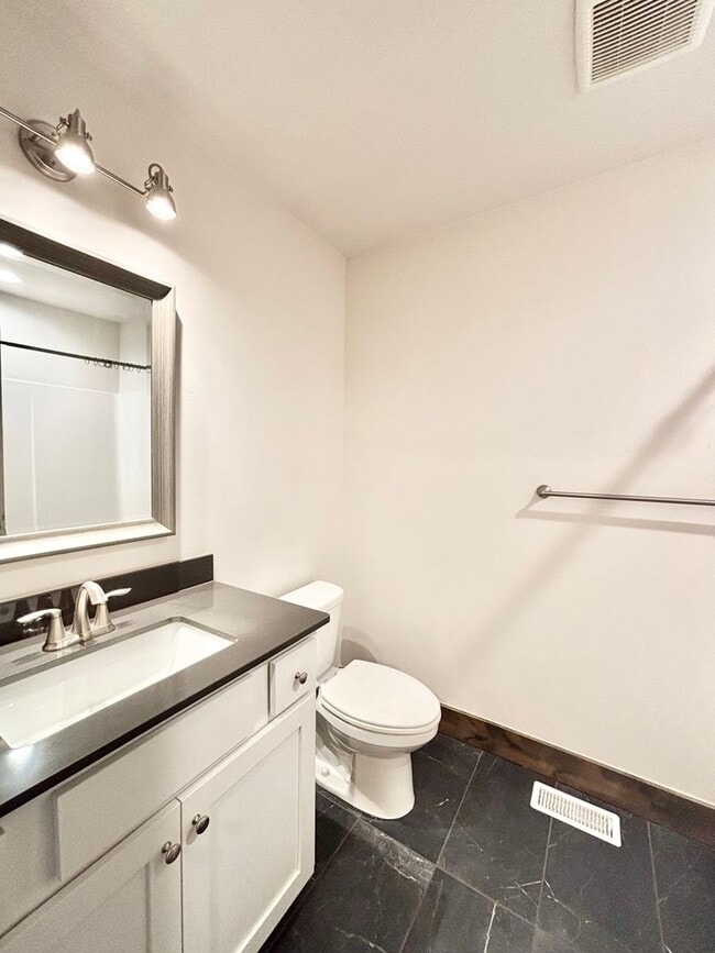 Building Photo - Central 4 Bedroom Condo