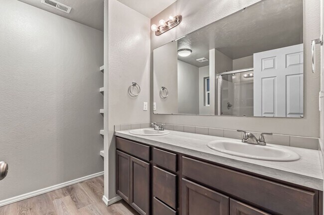Building Photo - Spacious 4bd/2ba, Single Level Home in Qui...