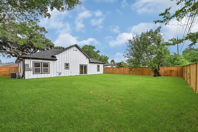 Building Photo - 5731 Belvedere Dr