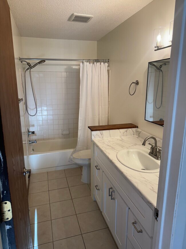 Building Photo - 2260 Ridge Dr