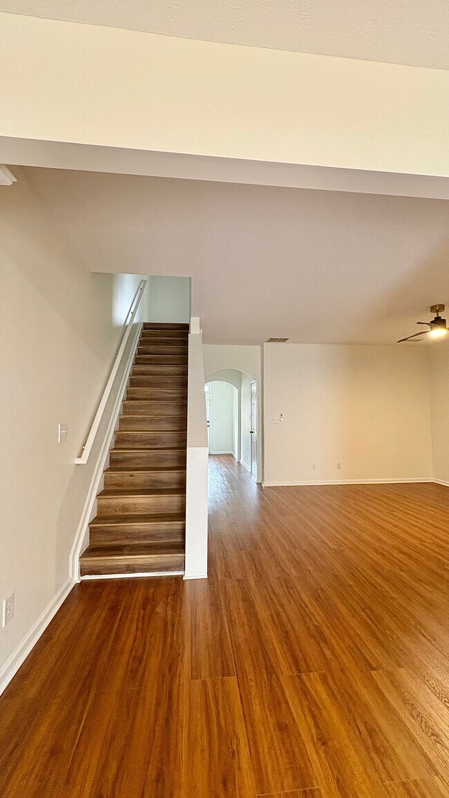 Building Photo - Town Home - 3 Beds - 3 Baths