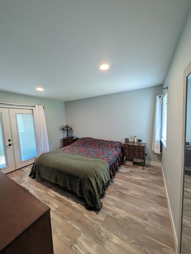 Building Photo - Beautifully Remodeled 3 Bed/2 Bath on Bend...