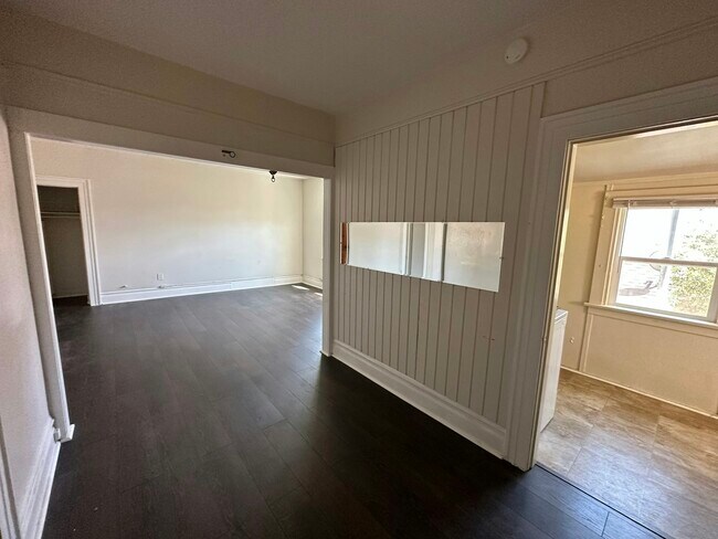 Building Photo - 102 Parkwood Dr