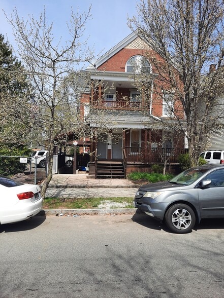 FRONT OF BUILDING - 177 Davenport Ave