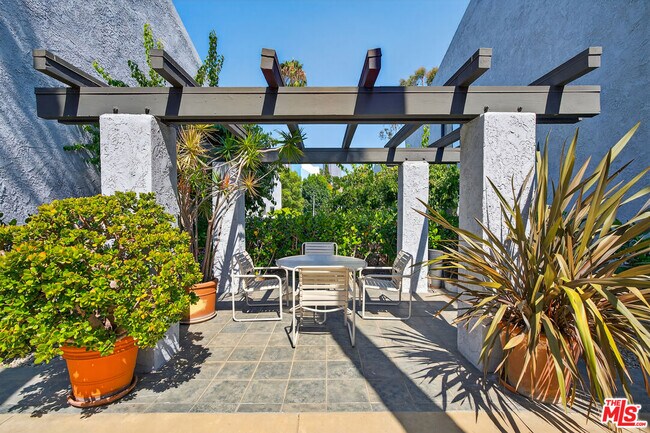 Building Photo - 1920 Pandora Ave