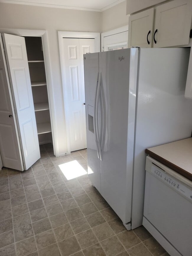 Building Photo - Charming 2 bedroom, 1.5 bathroom