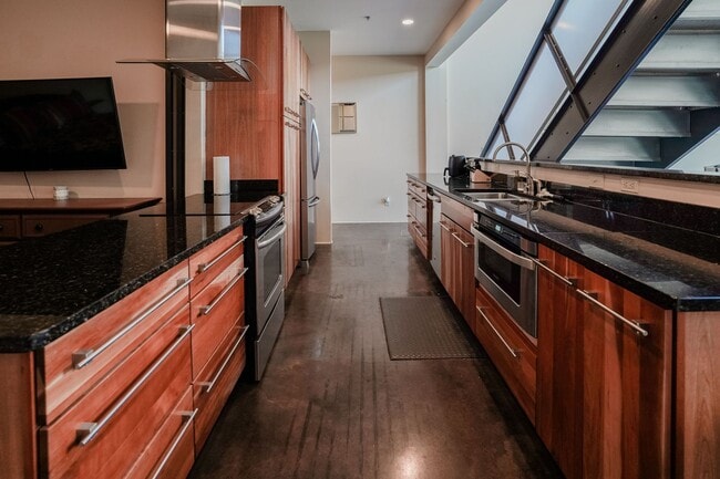 Building Photo - Fully Furnished 2-Level Condo for Traveling Nurses | 1,549 Sq Ft | Private Parking | Shared Living