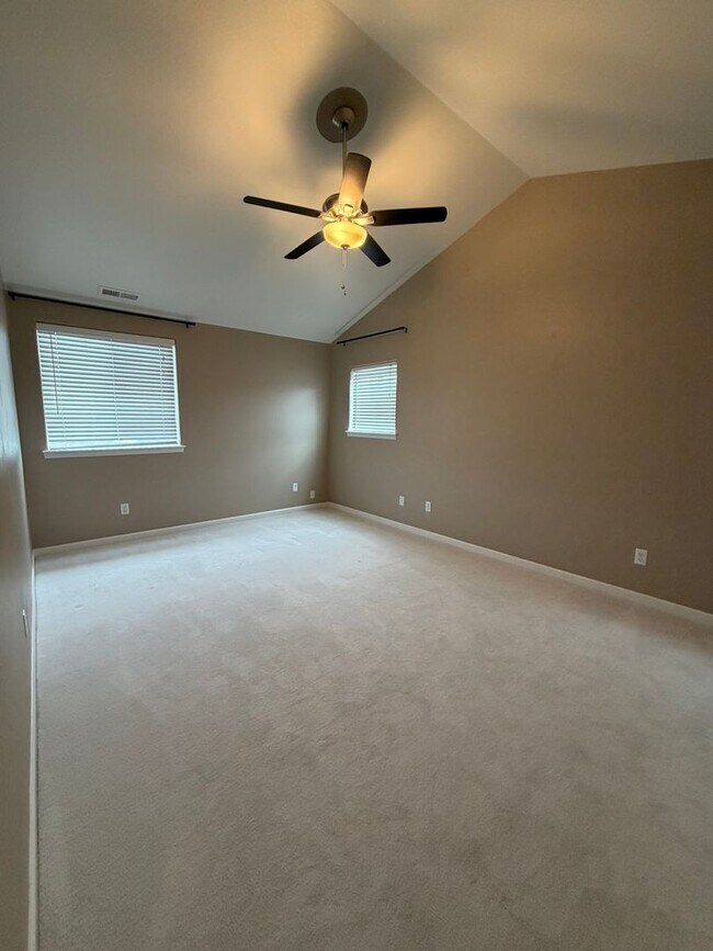 Building Photo - 5207 Villa Dr