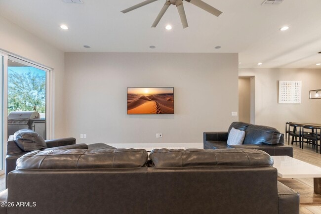 Building Photo - 2252 E South Mountain Ave