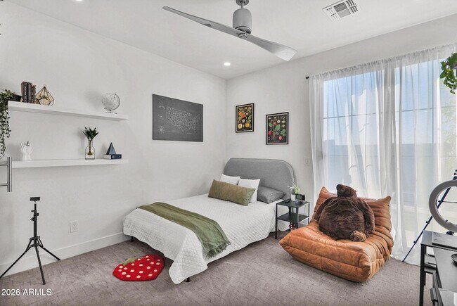 Building Photo - 8430 S 10th Ln