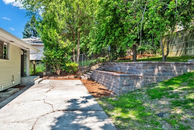 Building Photo - Spacious 3 Bed, 2.75 Bath Seward Park Home!