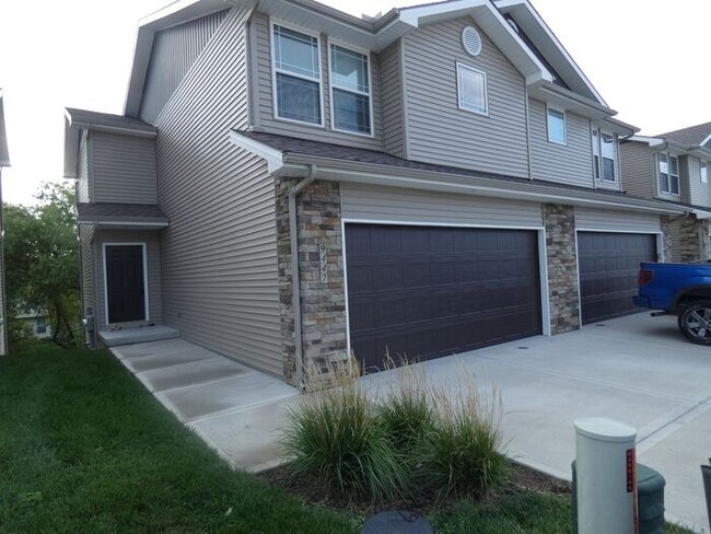 Primary Photo - Beautiful Town Home!