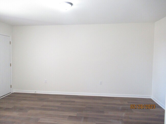 Building Photo - Newly Renovated- 2 bedroom, 2 bathroom apartment-Willow Run Apartments