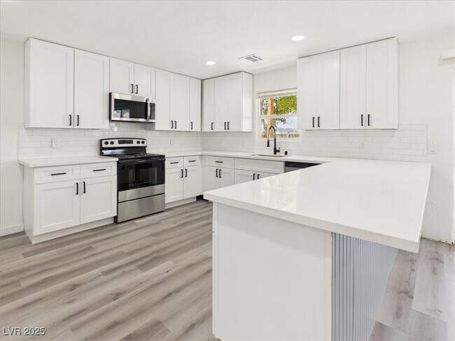 Building Photo - 5610 N Linda St