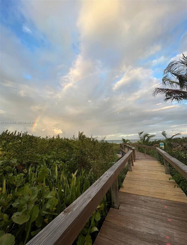 Building Photo - 3207 S Lakeview Cir