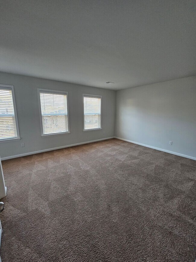 Building Photo - Spacious Two-Story Living on a Premium Lot...