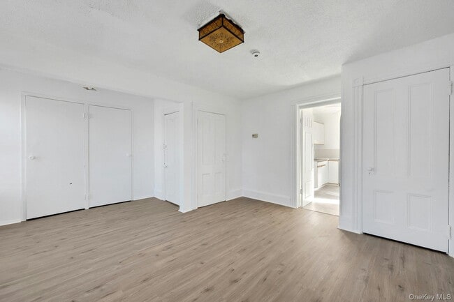 Building Photo - 333 S 6th Ave